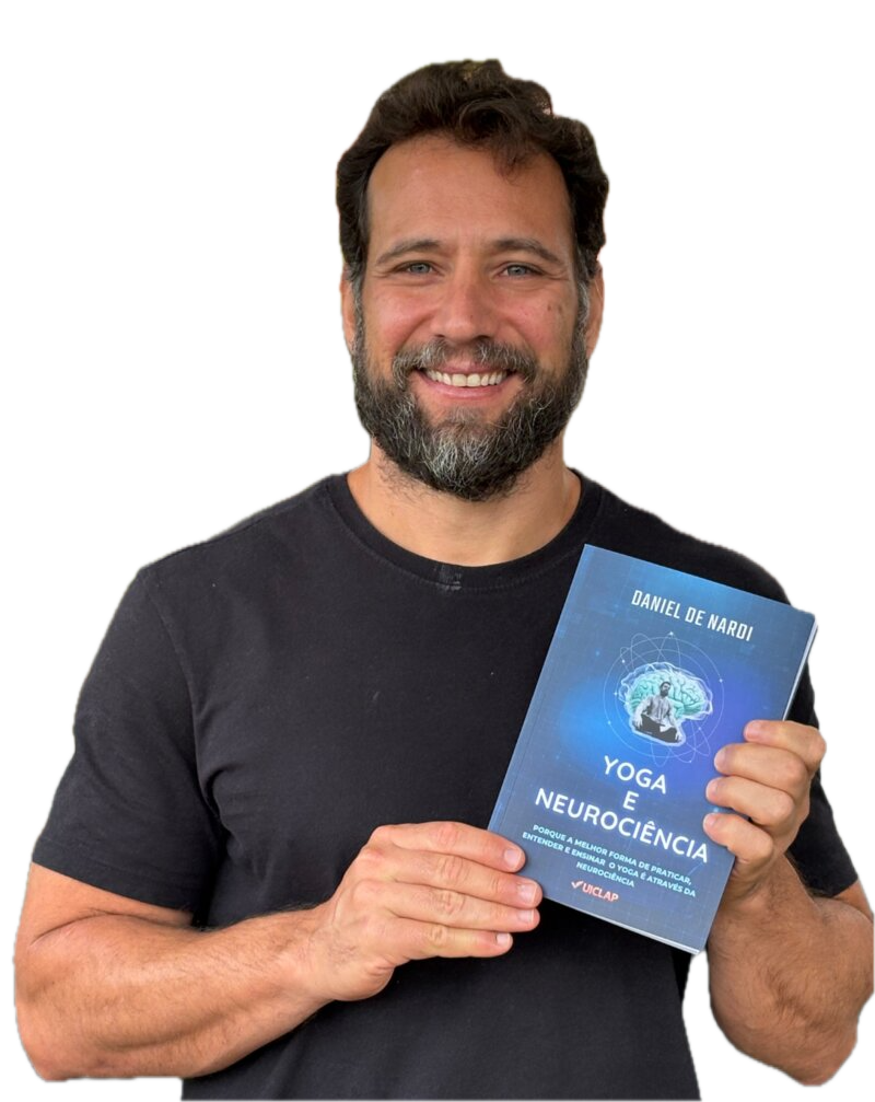 Prof. Daniel De Nardi segurando o livro Yoga e Neuroci&ecirc;ncia