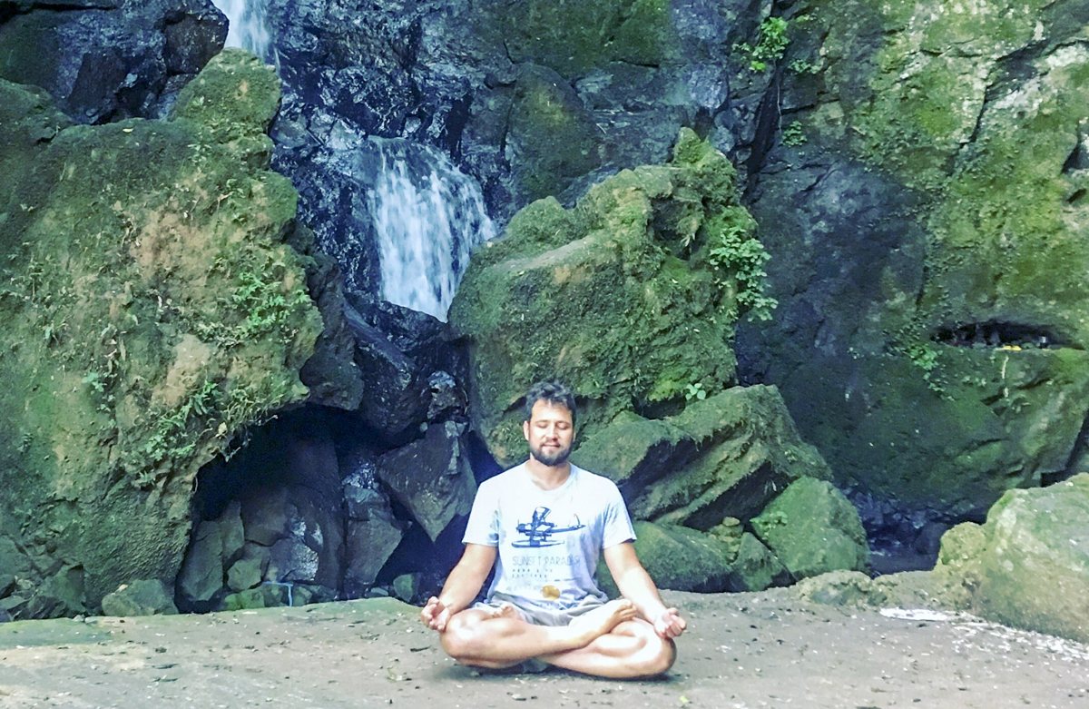 Prof. Daniel De Nardi em medita&ccedil;&atilde;o diante de uma cachoeira, na &Iacute;ndia