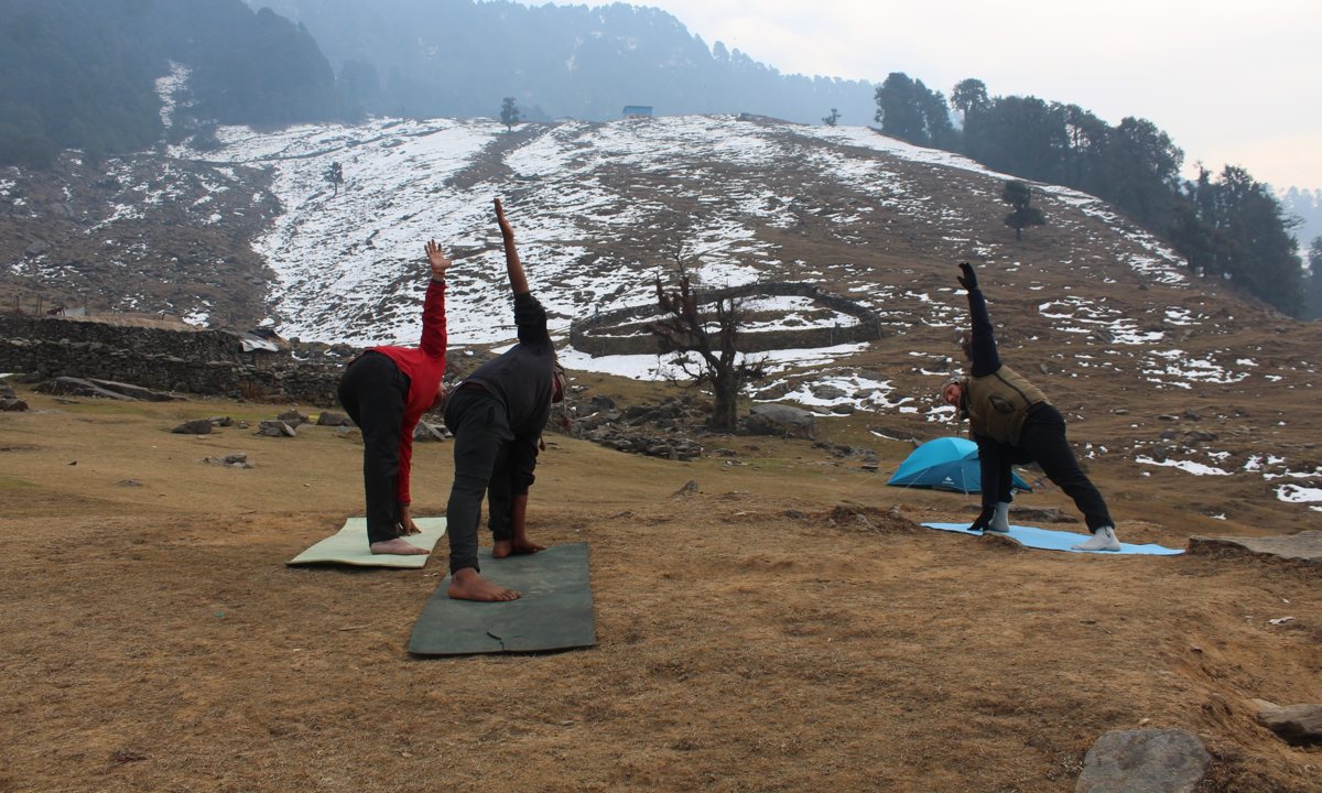 Pr&aacute;tica de Yoga em grupo na montanha, na &Iacute;ndia