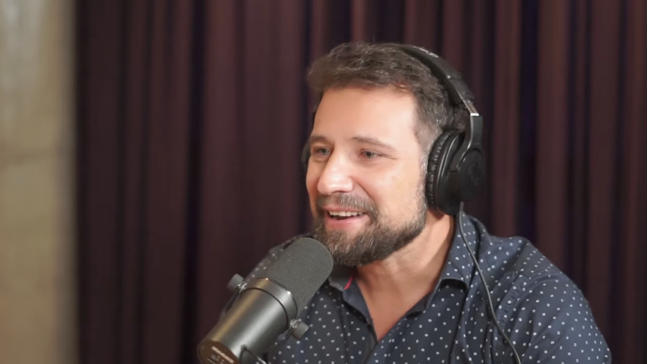 Prof. Daniel De Nardi falando ao microfone durante a grava&ccedil;&atilde;o do Lutz Podcast