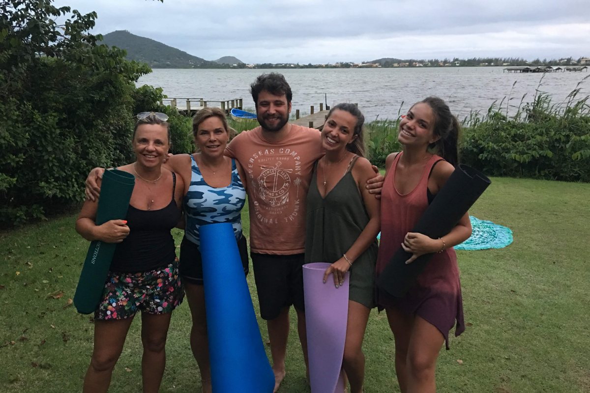 Prof. Daniel De Nardi com uma turma de alunas depois da pr&aacute;tica