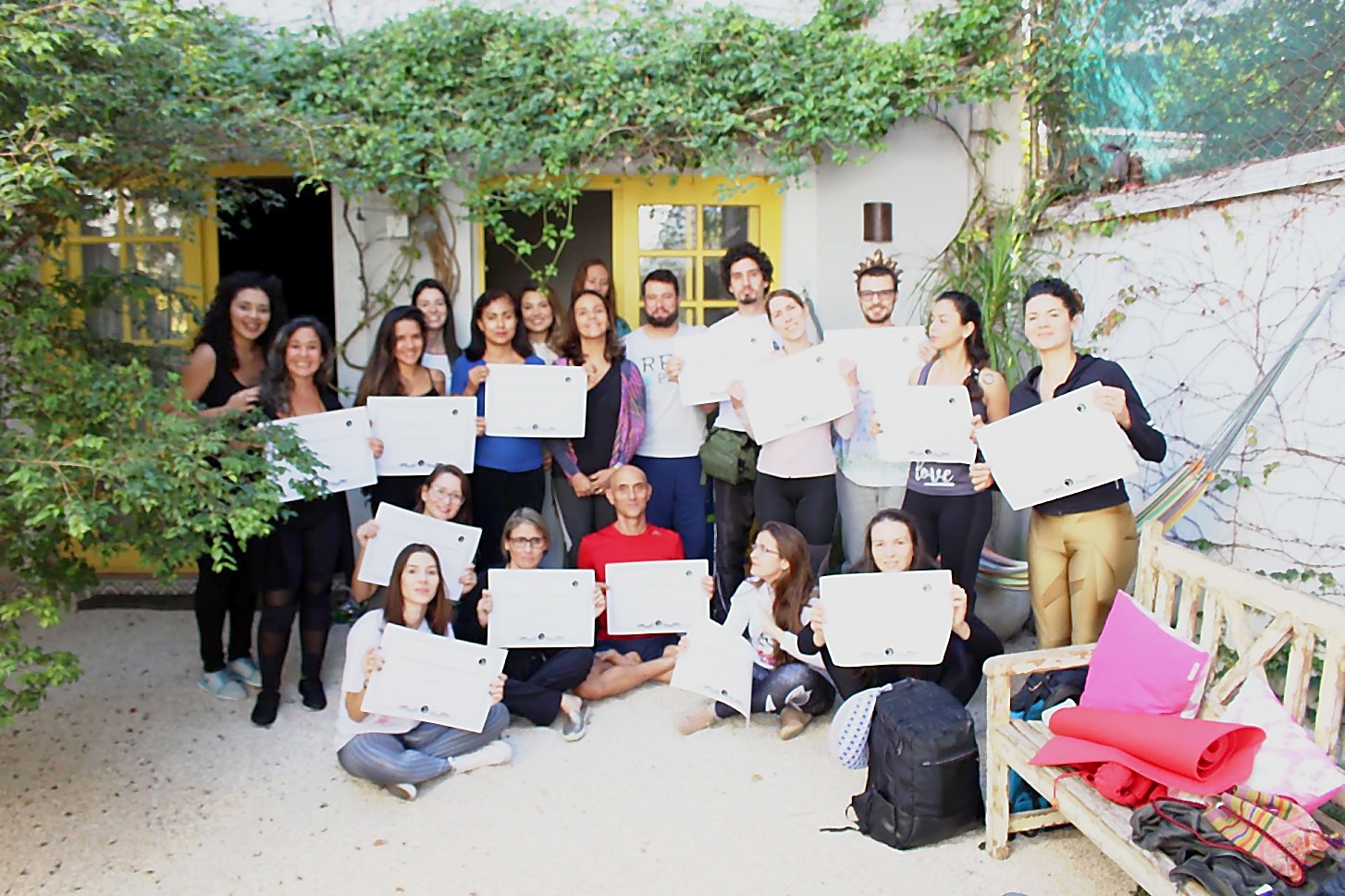 Turma presencial formada pelo Prof. Daniel De Nardi, com os alunos segurando os certificados